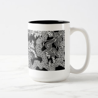 Caneca floral abstrata em preto e branco