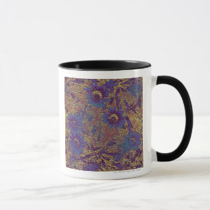 Caneca Flores azuis contra o teste padrão da camuflagem