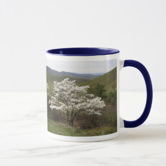 Caneca Flores brancas na movimentação da skyline