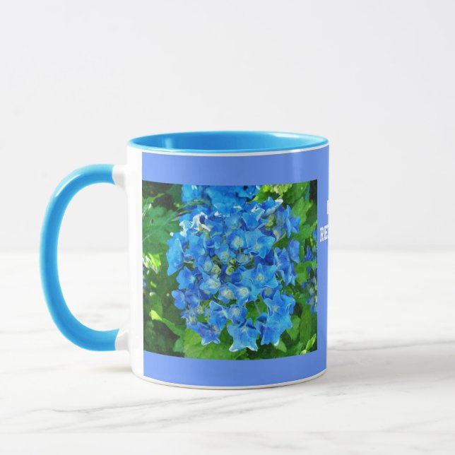 Caneca flores de hydrangea azuis e suas folhas verdes (Esquerda)