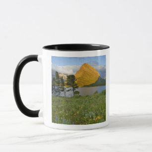 Caneca Flores silvestres ao longo do lago Swiftcurrent no