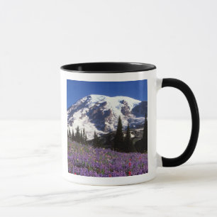 Caneca flores silvestres de verão na base do Monte Rainie