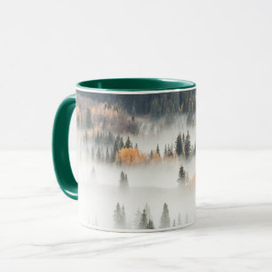 Caneca Floresta de Montanha Cobrir de Nevoeiro em Terra