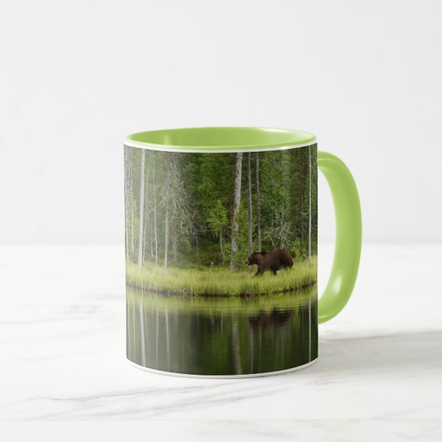 Caneca Florestas | Urso na Taiga Forest Norte, Finlândia (Frente Esquerda)