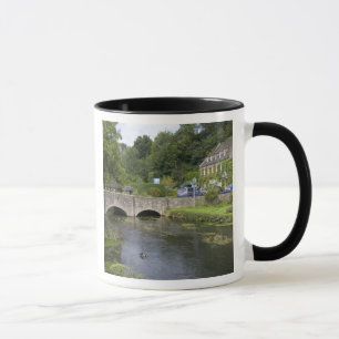 Caneca Fluxo de trutas na aldeia de Bibury,
