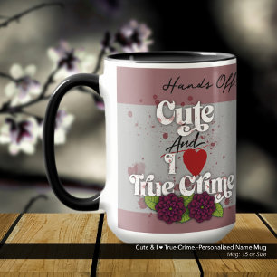 Caneca Fofa & Eu ❤️ Crime Real.–Nome Personalizado