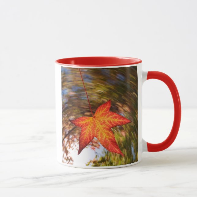 Caneca Folha caindo de uma árvore no outono (Direita)