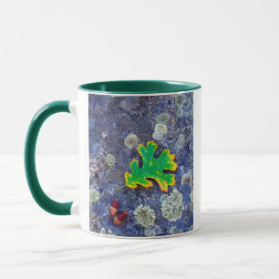 Caneca Folha de Carvalho e Bolotas numa rocha coberta de