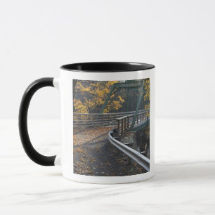 Caneca Folhagem de outono e uma ponte sobre os Millers