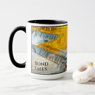 Caneca Folhas de outono refletindo em Bond Falls Michigan