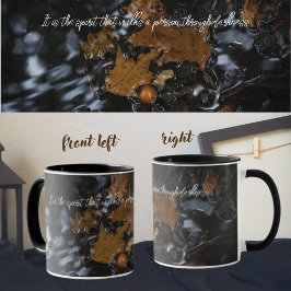Caneca Folhas e bolotas de carvalho em águas escuras