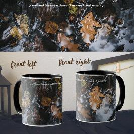 Caneca Folhas e bolotas do outono em águas misteriosas
