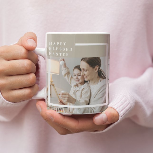 Caneca Foto da família Beige Modern | Feliz Páscoa (Criador carregado)