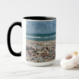 Caneca Foto da Praia do Oceano Atlântico com Conchas Mari