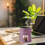 Caneca Foto de aniversário nome de amigo ameixa roxa<br><div class="desc">Um presente de amigos para a aniversário de 21 anos de uma mulher, celebrando sua vida com 3 fotos suas, de seus amigos, família, interesses ou animais de estimação. Personalize e adicione seu nome, 21 anos e seus nomes. Uma ameixa feminina e feminina, fundo cor de roxo. O nome dela...</div>