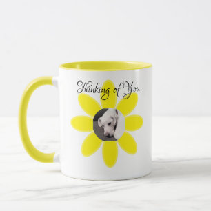 Caneca Foto de cachorro fofo em moldura de flor amarela