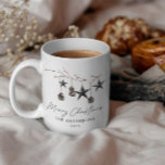 Caneca Foto de Natal de um guião elegante negro do escând<br><div class="desc">Preto,  moderno e elegante cor-de-água russa bege natural Cores contemporâneos escandinavos bege,  preto e branco Cartão de Natal de Natal.</div>