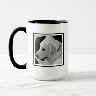 Caneca Foto em preto e branco do cão e pata em branco ini