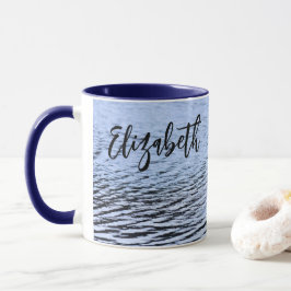 Caneca Fotografia de Ondulações na Água do Lago de Vida S