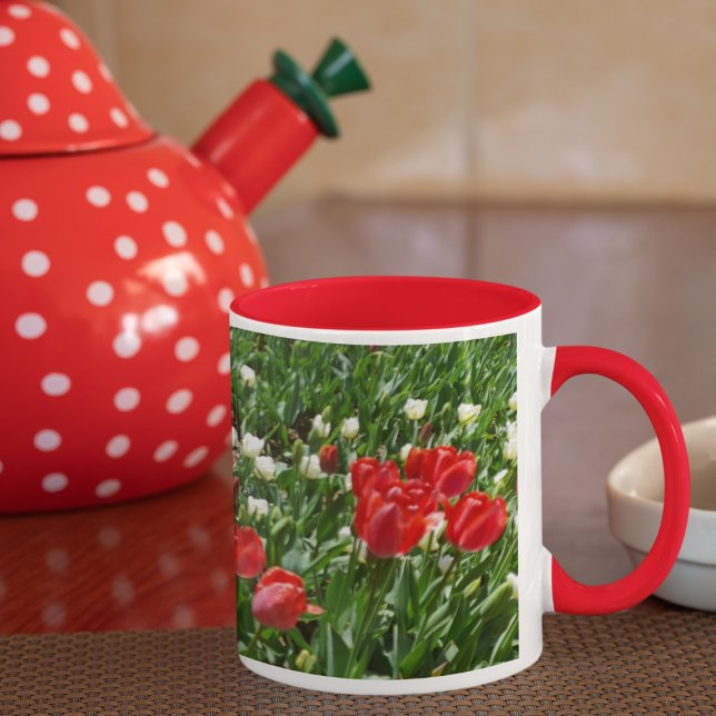 Caneca Fotografia do Campo da Flor Vermelha Tulip (Criador carregado)