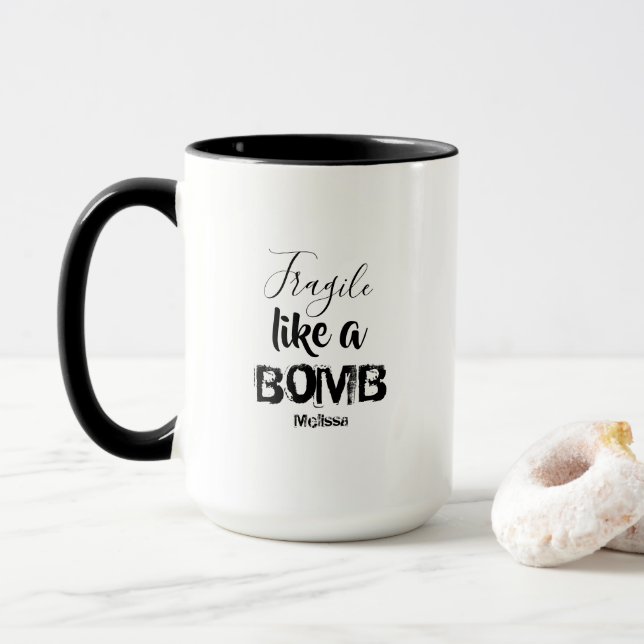 Caneca Frágil como uma citação inspiradora de mulheres bo (Com Donut)