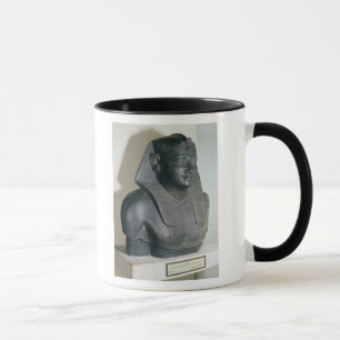 Caneca Fragmento de uma estátua egípcia do estilo de
