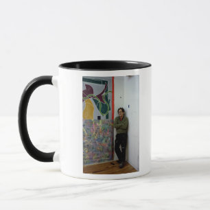 Caneca Frank Stella ao lado de um de seu trabalha