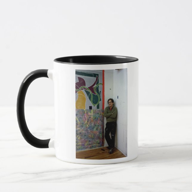 Caneca Frank Stella ao lado de um de seu trabalha (Esquerda)
