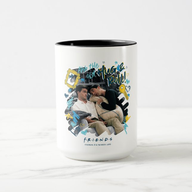 Caneca FRIENDS™ | O Velho Abraço e Rolar (Centro)