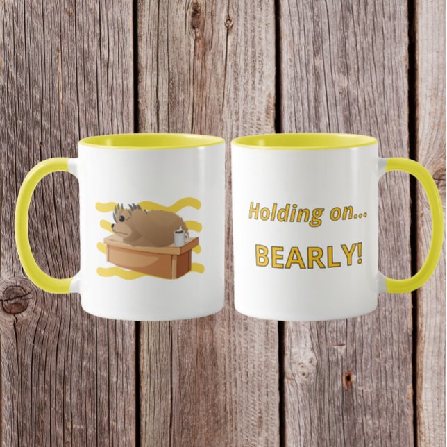 Caneca Funny Bear “Holding On, Bearly!” Design (Criador carregado)