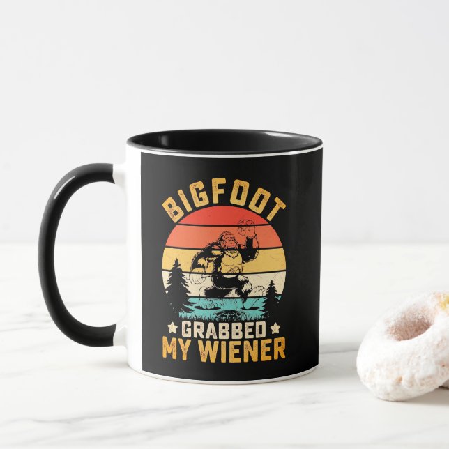 Caneca Funny Bigfoot Grabbed My Weiner Coffee (Com Donut)