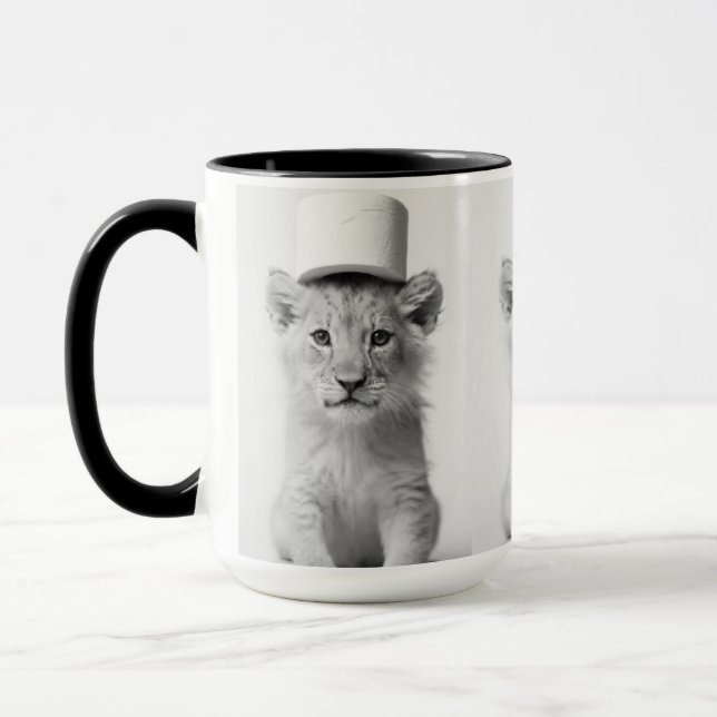 Caneca Funny Lion Cub Wearing Toilet Paper Hat Minimalist (Esquerda)