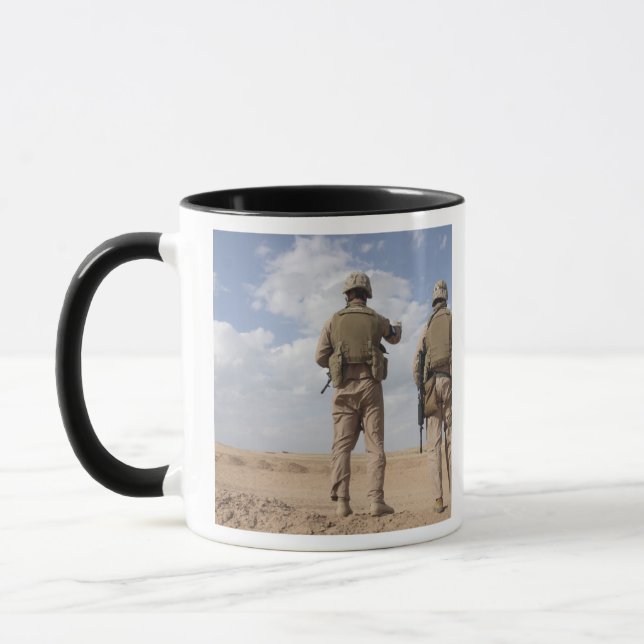 Caneca Fuzileiros escaneiam o horizonte para atividade in (Esquerda)