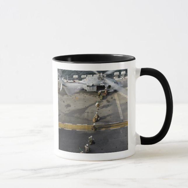 Caneca Fuzileiros preparados para conselho e MH-60S (Direita)