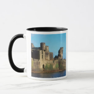 Caneca Gales - castelo de Caerphilly, com uma vista da