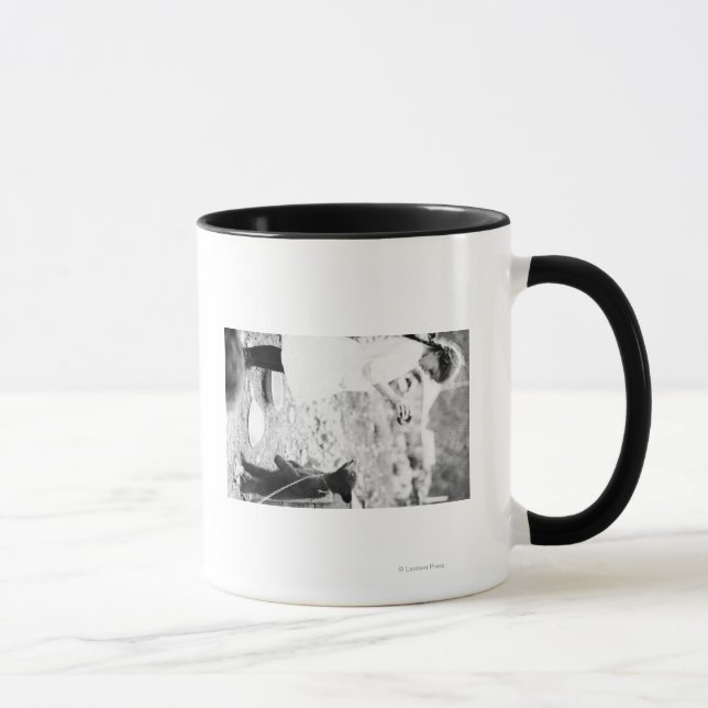 Caneca Garota alimentando ursinho na praia (Direita)