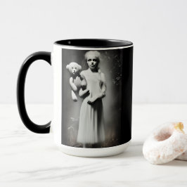 Caneca Garota Eetérea assustadora segurando ursinho
