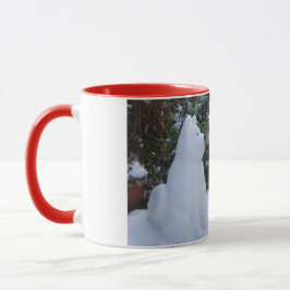 Caneca gatinha akita bebendo neve