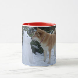 Caneca gatinha akita bebendo neve