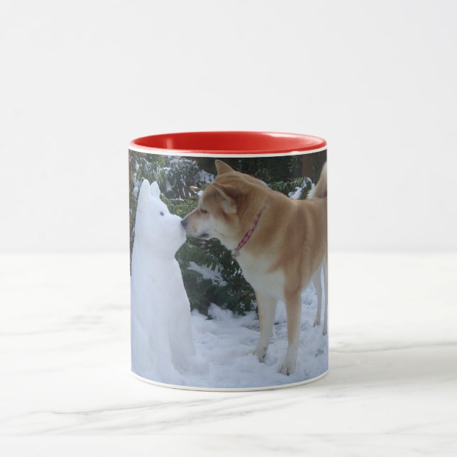 Caneca gatinha akita bebendo neve (Centro)