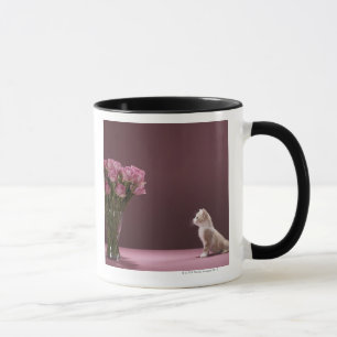 Caneca Gatinho que olha o vaso dos rosas