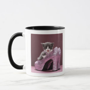 Caneca Gatinho que senta-se em calçados do brilho