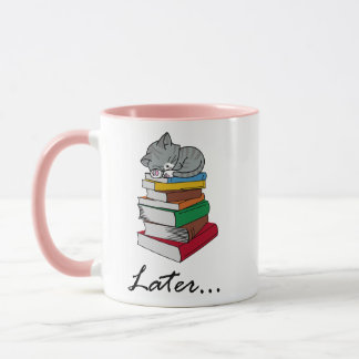 Caneca Gato bonito dormindo em uma pilha de Livros - Mais