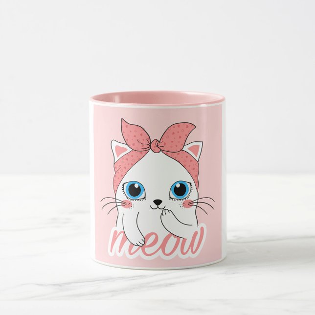 Caneca Gato de Miau (A white mug with a pink interior and a pink exterior features a cartoon illustration of a white cat.)