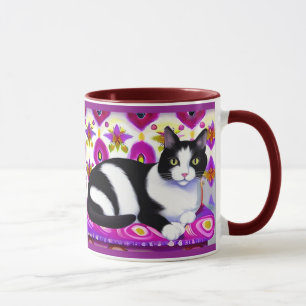 Caneca Gato de Tuxedo preto e branco em uma almofada