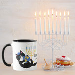 Caneca Gato Dourado Menorah Hebraico Feliz Hanukkah<br><div class="desc">Gato Dourado Menorah Dreidel,  Feriado Judeu Chanukah. Presente de Hanukkah. Happy Hanukkah Mug</div>