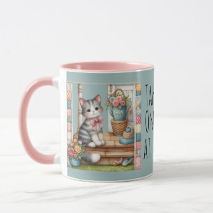 Caneca Gato Fofo no Tapete Floral de Retalhos na Varanda