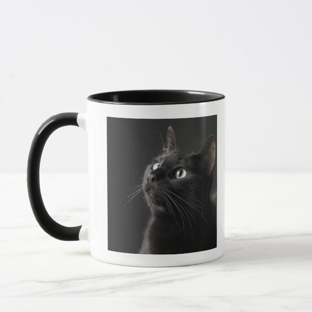 Caneca Gato preto contra o fundo preto, fim-acima (Esquerda)