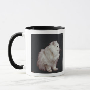 Caneca Gato que senta-se no fundo preto, fim-acima
