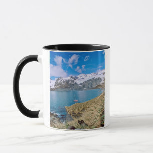Caneca Geleiras e iates de velejação em fundo
